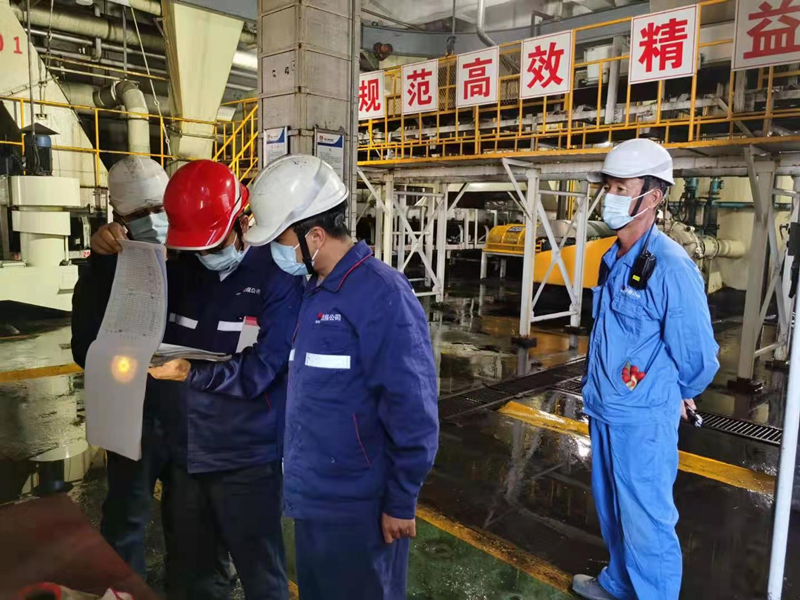 班组进行百日安全大行动专项检查.png 班组进行百日安全大行动专项检查.png